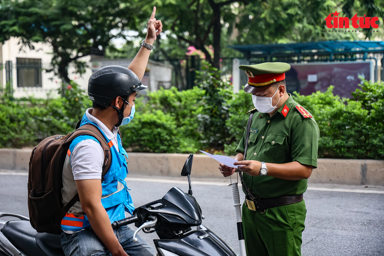 Tin HOT: Người dân Hà nội đi làm chỉ cần mang giấy đi đường